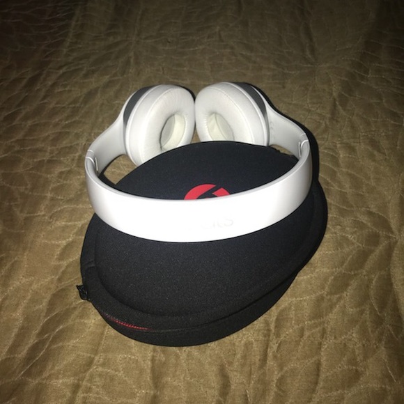 Beats Solo2 Wired White Headphones - Picture 3 of 6